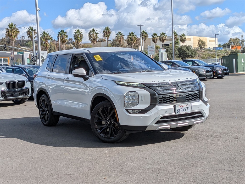 2022 Mitsubishi Outlander SE's photo