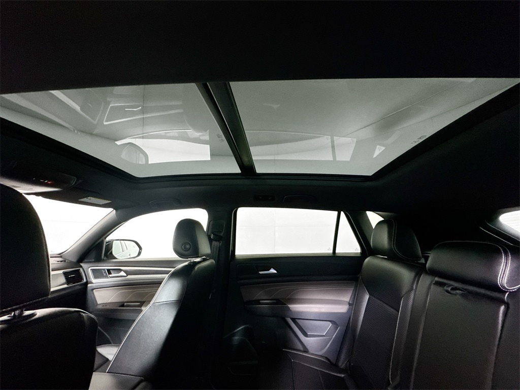 2022 Volkswagen Atlas Cross Sport V6 SEL R-Line photo 6
