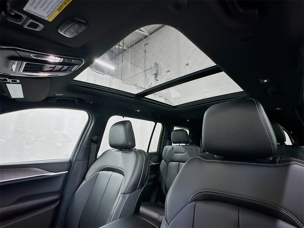 2025 Jeep Grand Cherokee Limited photo 16