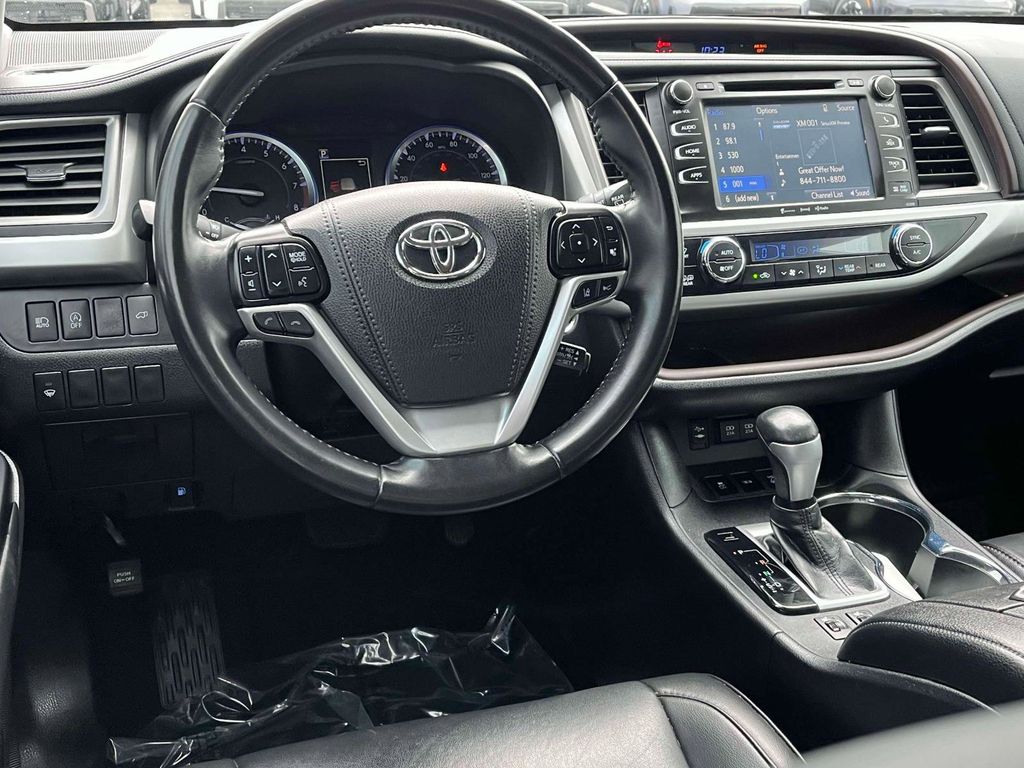 2019 Toyota Highlander XLE photo 2