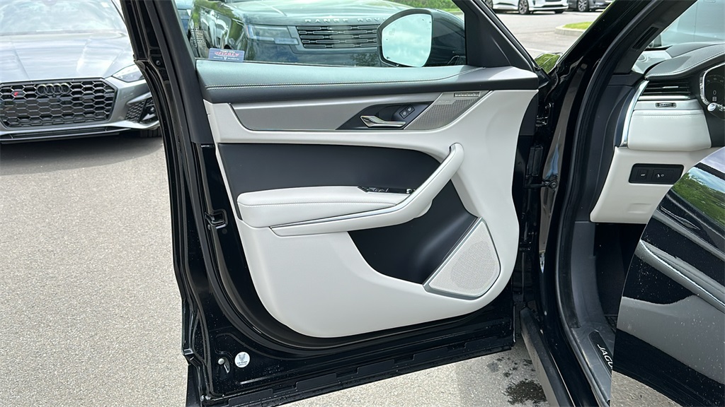 2026 Jaguar F-PACE P250 R-Dynamic S photo 9