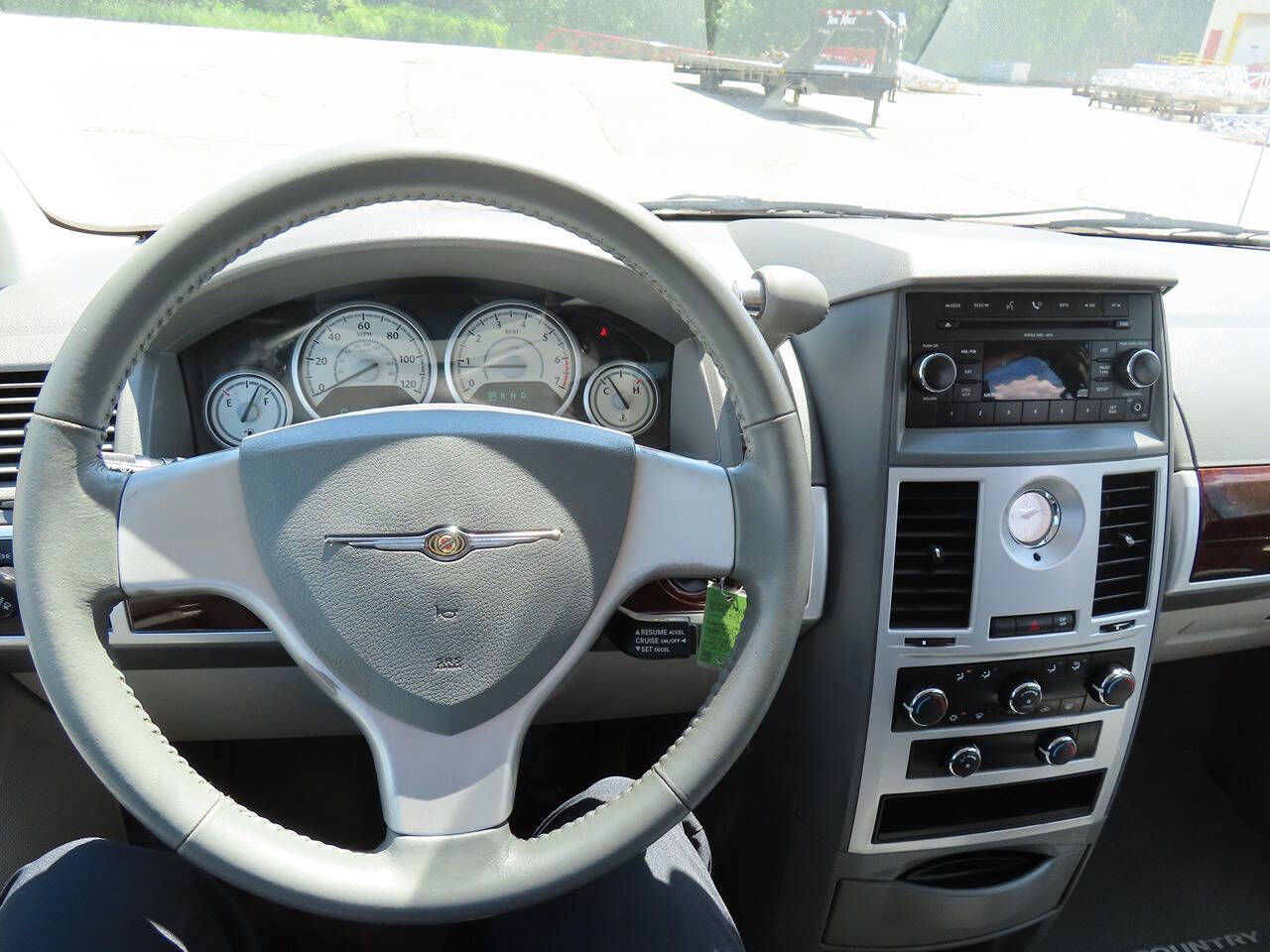 2009 Chrysler Town & Country Touring photo 15
