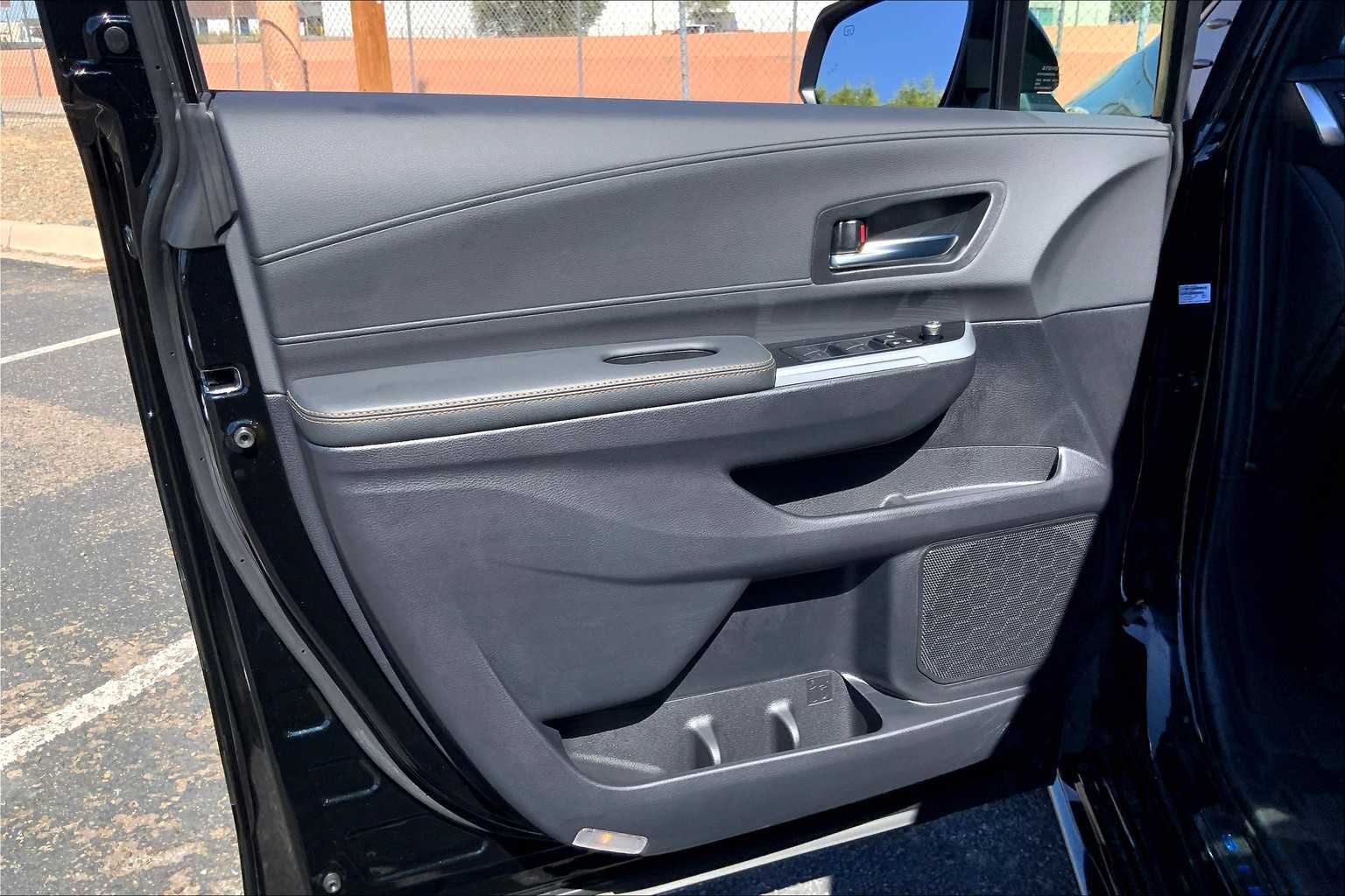 2025 Toyota Sienna Woodland Edition photo 18