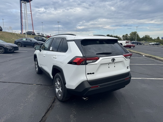 2025 Toyota RAV4 XLE photo 5