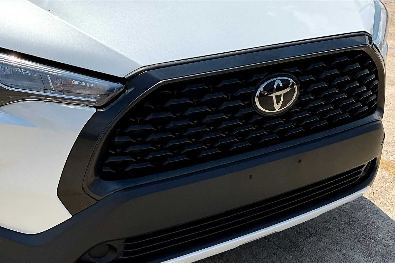 2023 Toyota Corolla Cross LE photo 28