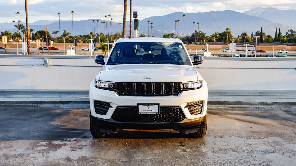 2025 Jeep Grand Cherokee Laredo Altitude photo 3