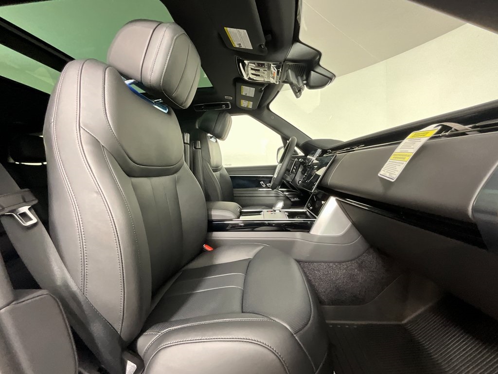 2025 Land Rover Range Rover SE photo 2