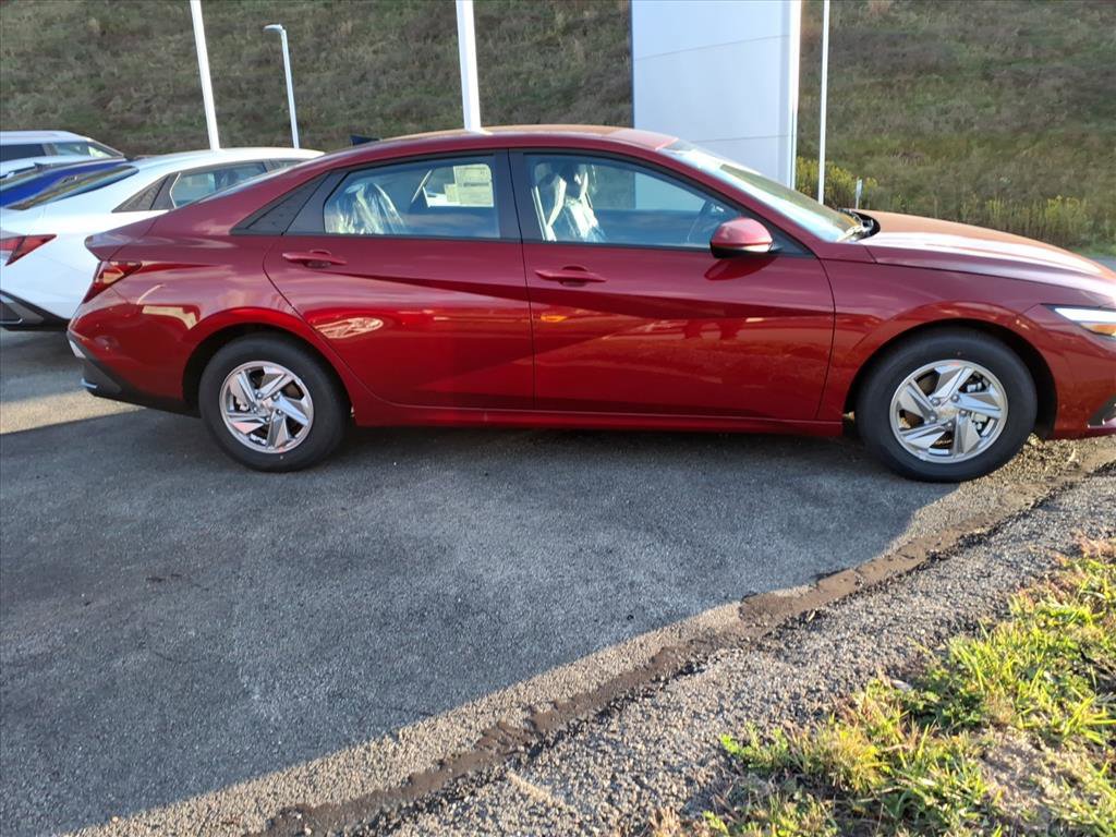 2025 Hyundai Elantra SE photo 3