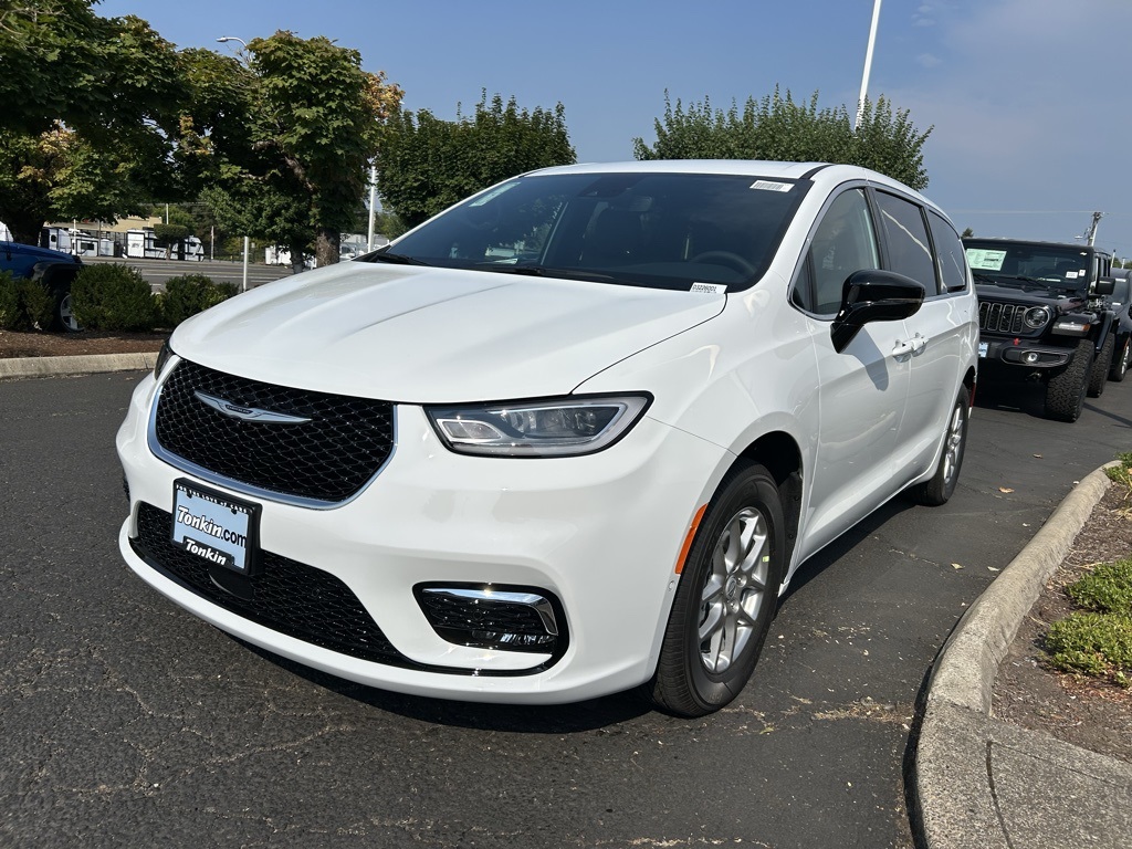2026 Chrysler Pacifica photo 3