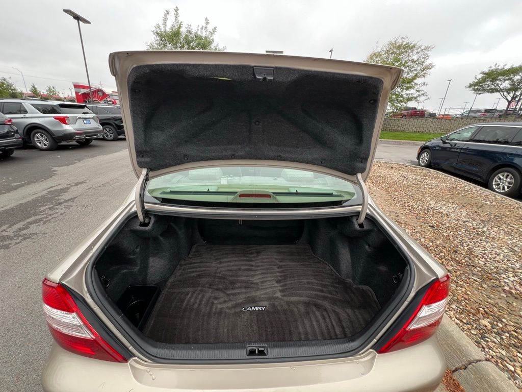 2004 Toyota Camry LE photo 20