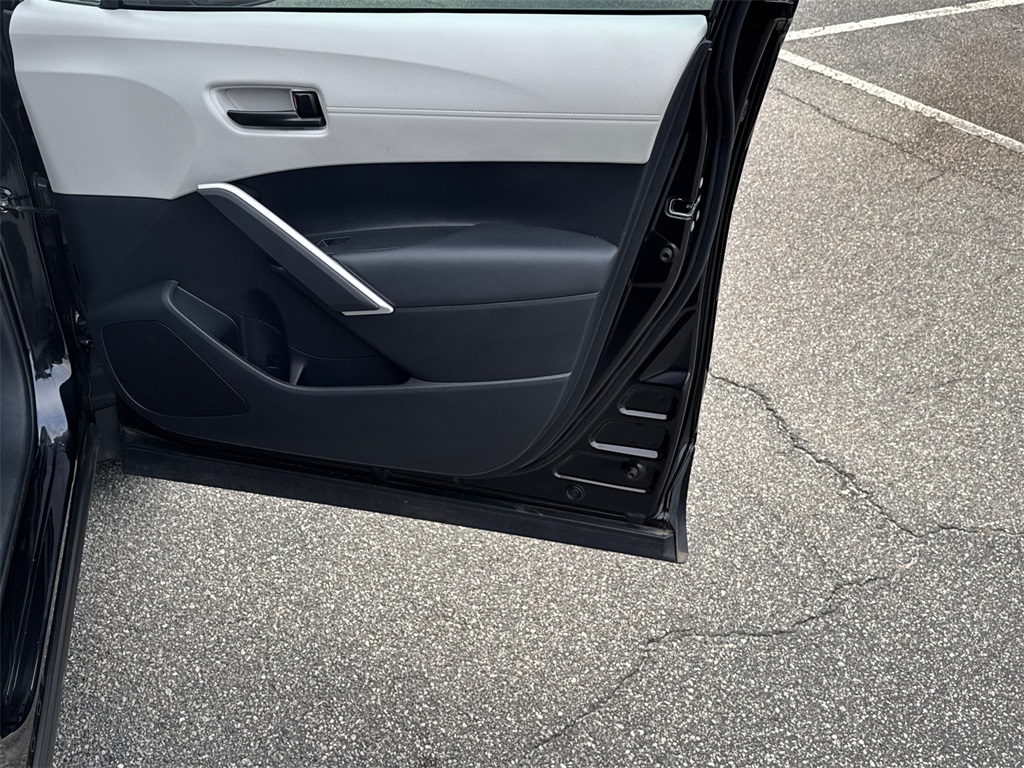 2024 Toyota Corolla Cross L photo 13