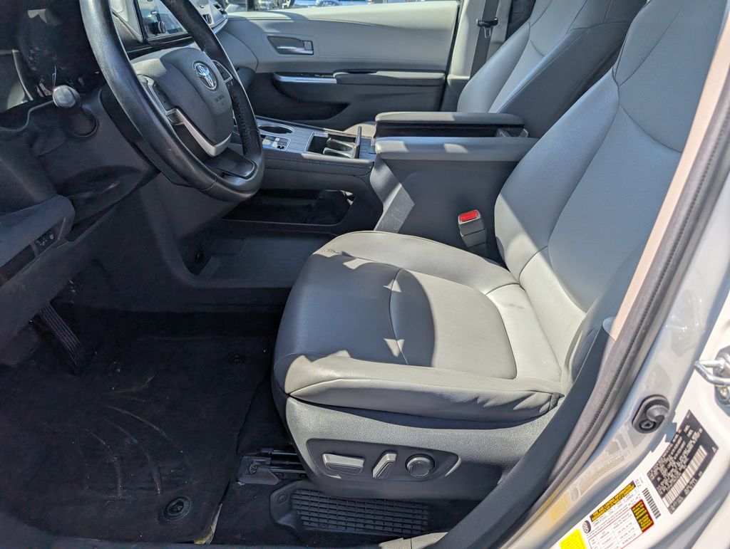 2021 Toyota Sienna XLE photo 8