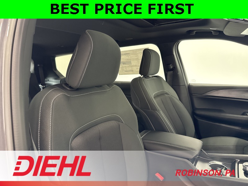 2025 Jeep Grand Cherokee Laredo photo 12