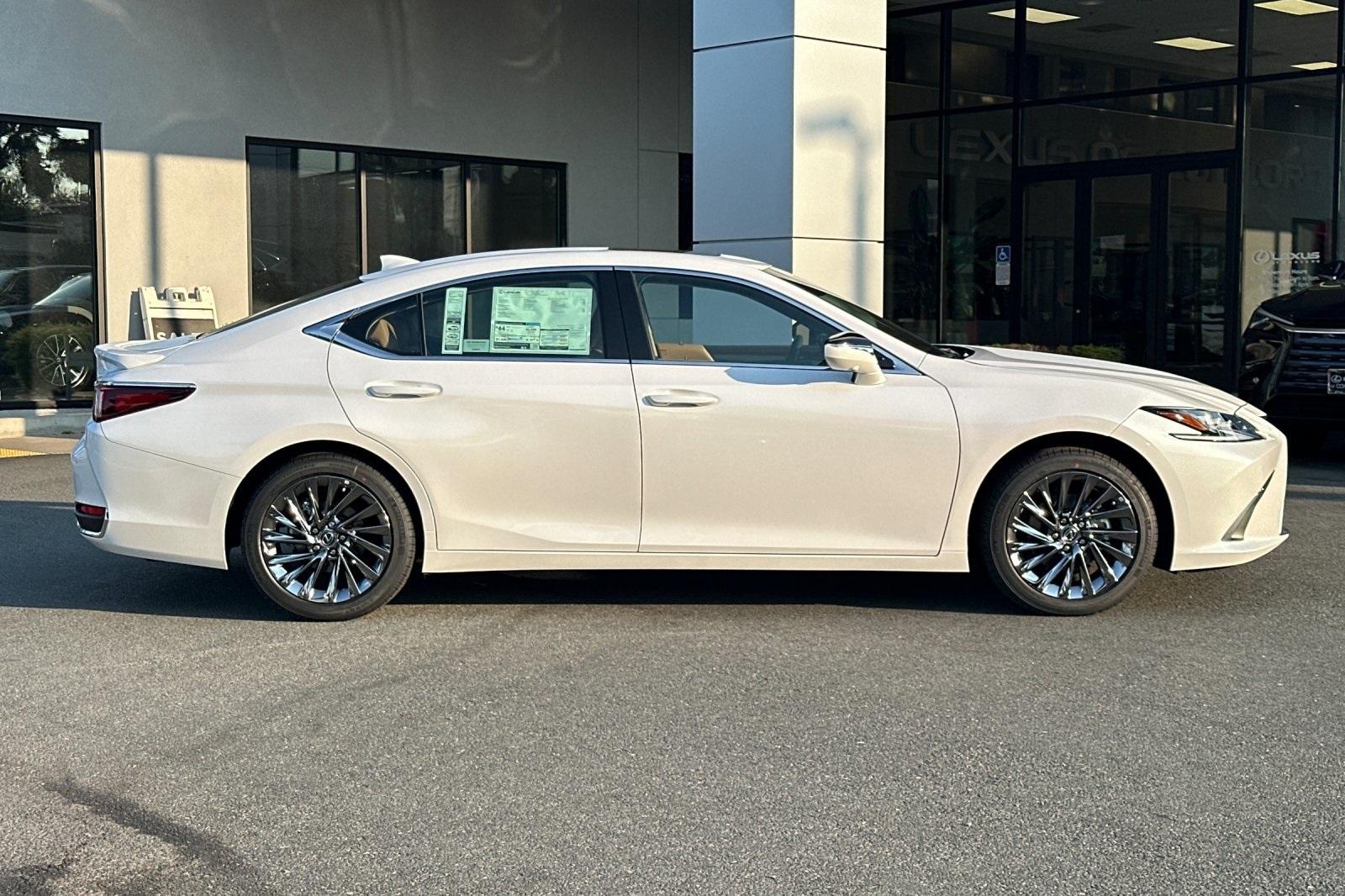2025 Lexus ES 300h Luxury photo 3