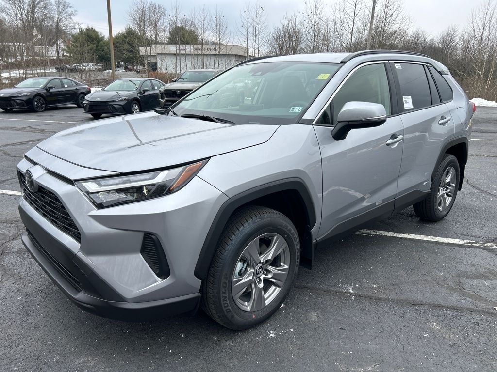 2025 Toyota RAV4 XLE's photo