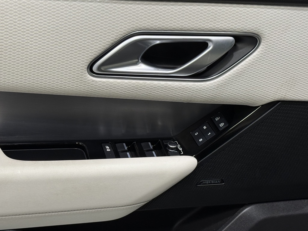 2023 Land Rover Range Rover Velar R-Dynamic S photo 17
