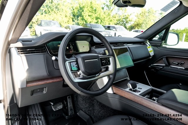 2025 Land Rover Range Rover SE photo 2