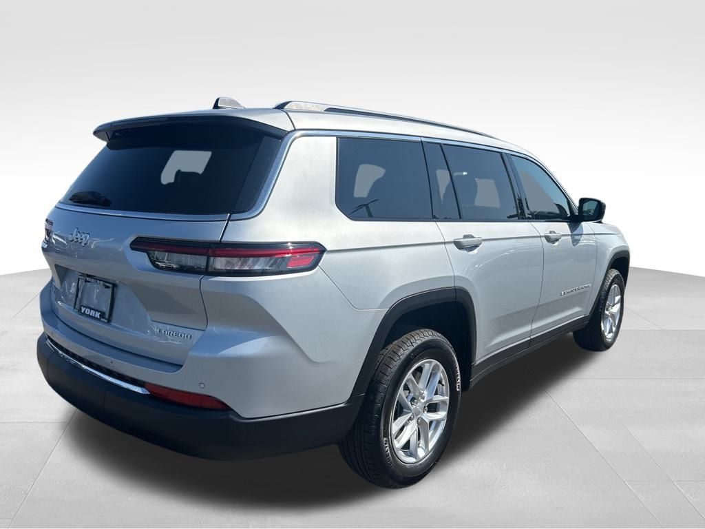 2025 Jeep Grand Cherokee Laredo photo 3