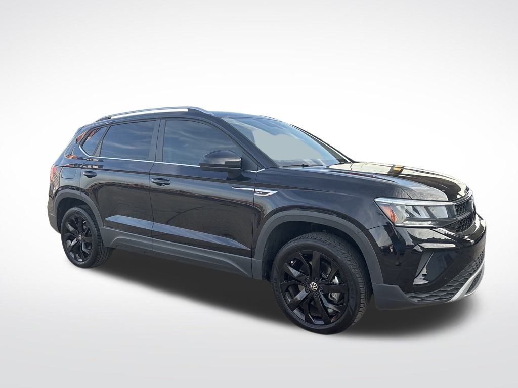 2023 Volkswagen Taos SE's photo