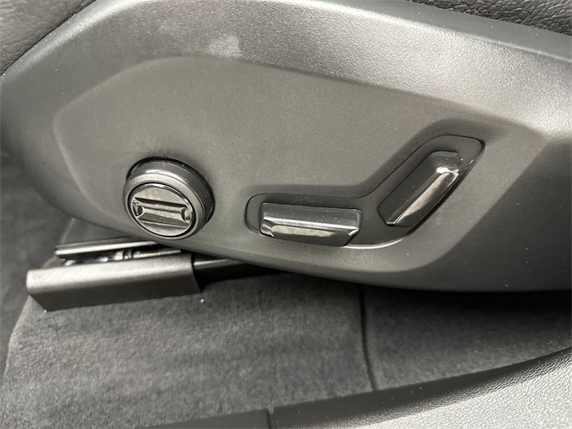 2025 Volvo XC60 B5 Plus photo 3
