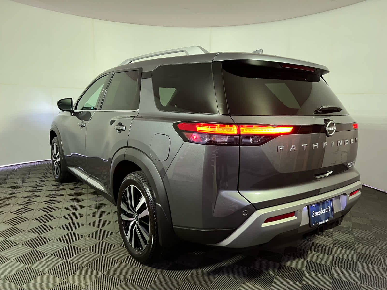 2025 Nissan Pathfinder Platinum photo 2