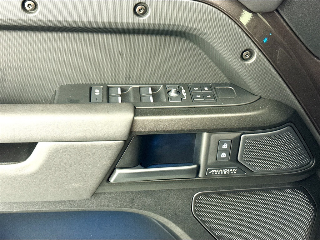 2025 Land Rover Defender 110 V8 photo 16