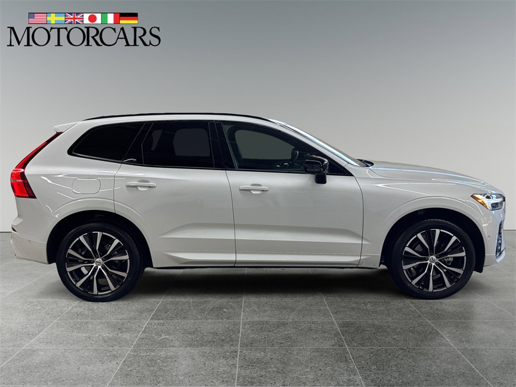 2023 Volvo XC60 B5 Plus photo 2