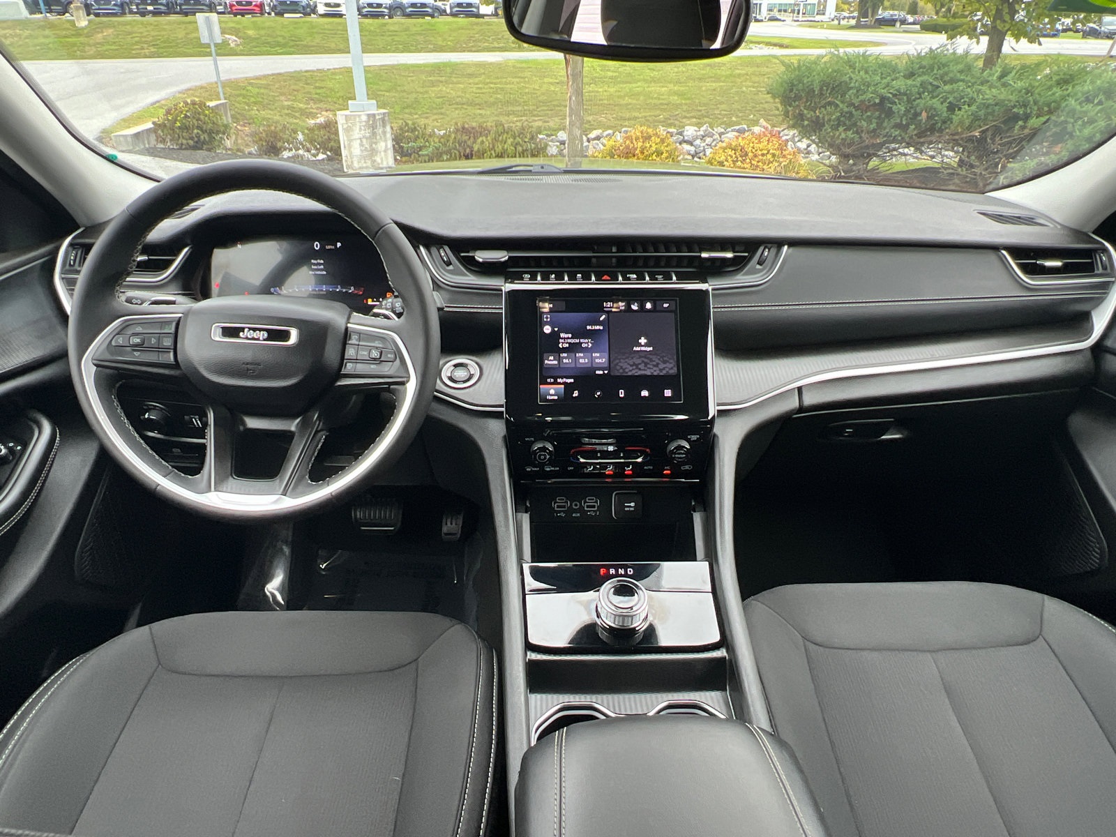 2023 Jeep Grand Cherokee Laredo photo 3