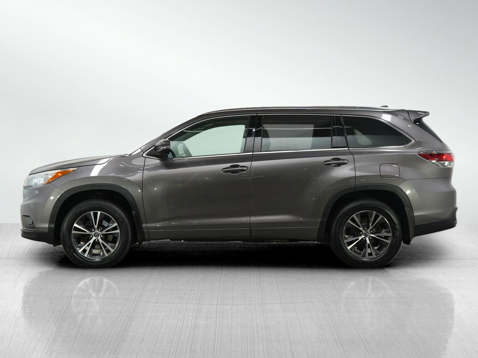Used 2016 Toyota Highlander XLE with VIN 5TDJKRFH4GS500444 for sale in Burnsville, Minnesota