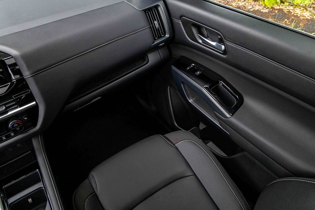 2025 Nissan Pathfinder SL photo 13