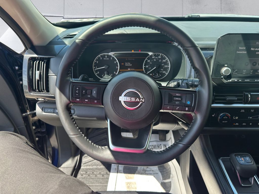 2023 Nissan Pathfinder SV photo 4