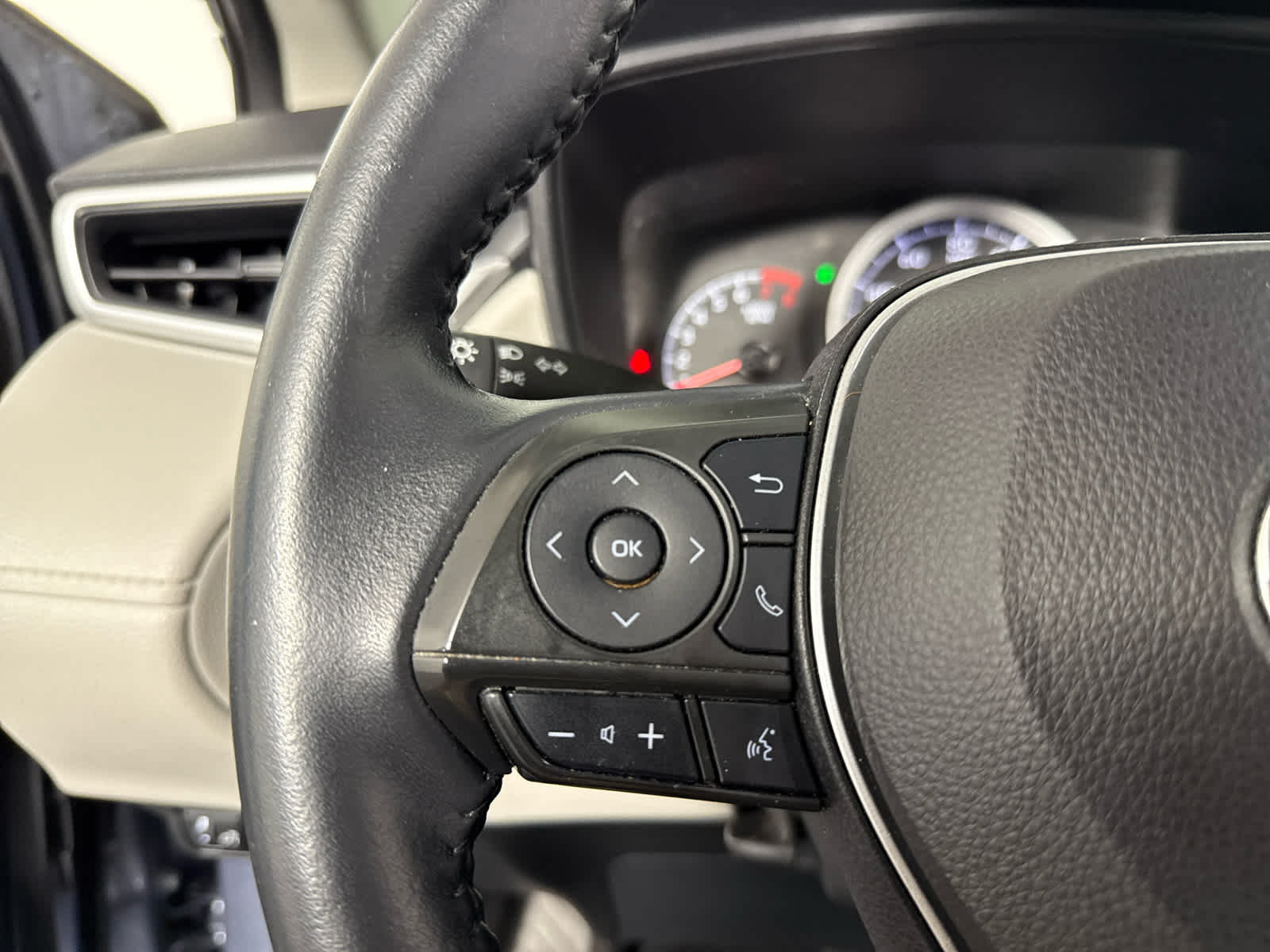 2022 Toyota Corolla Cross LE photo 28