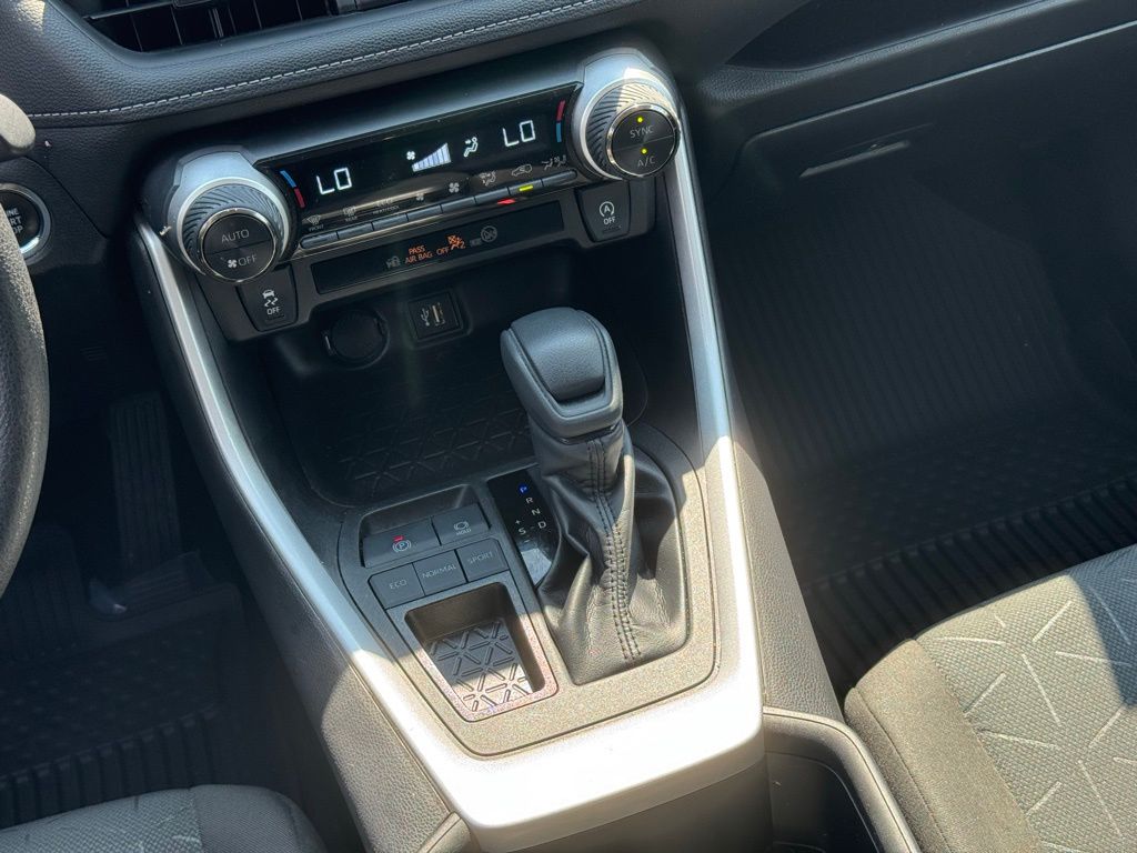 2023 Toyota RAV4 XLE photo 16