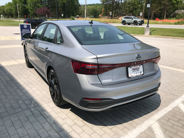 2025 Volkswagen Jetta SE photo 3
