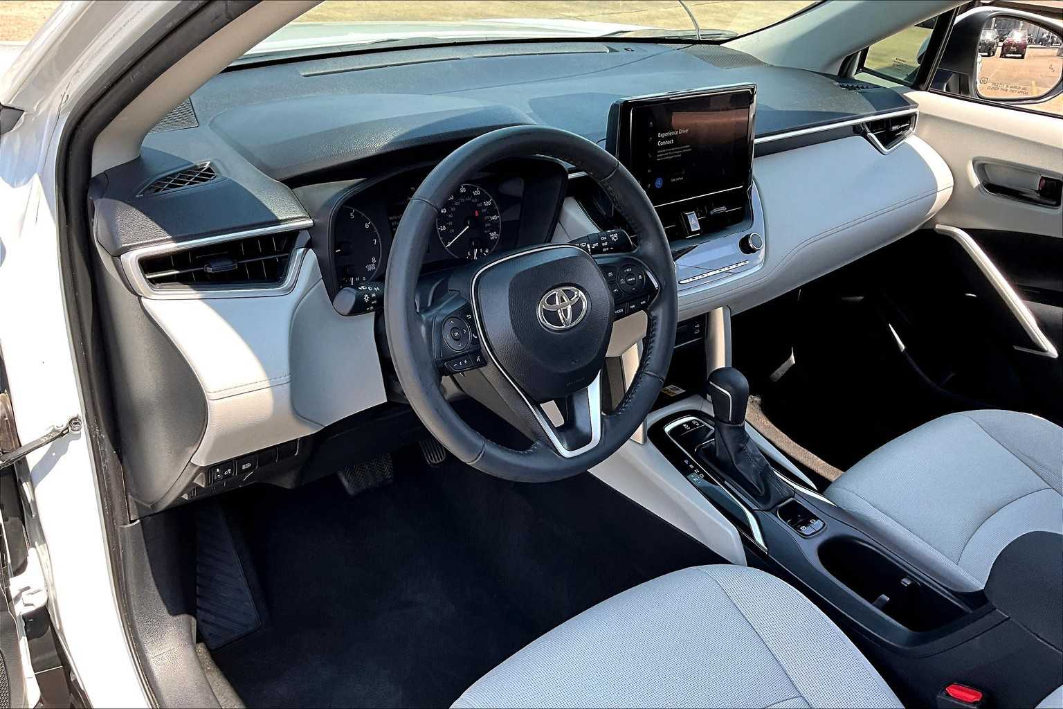 2023 Toyota Corolla Cross LE photo 16