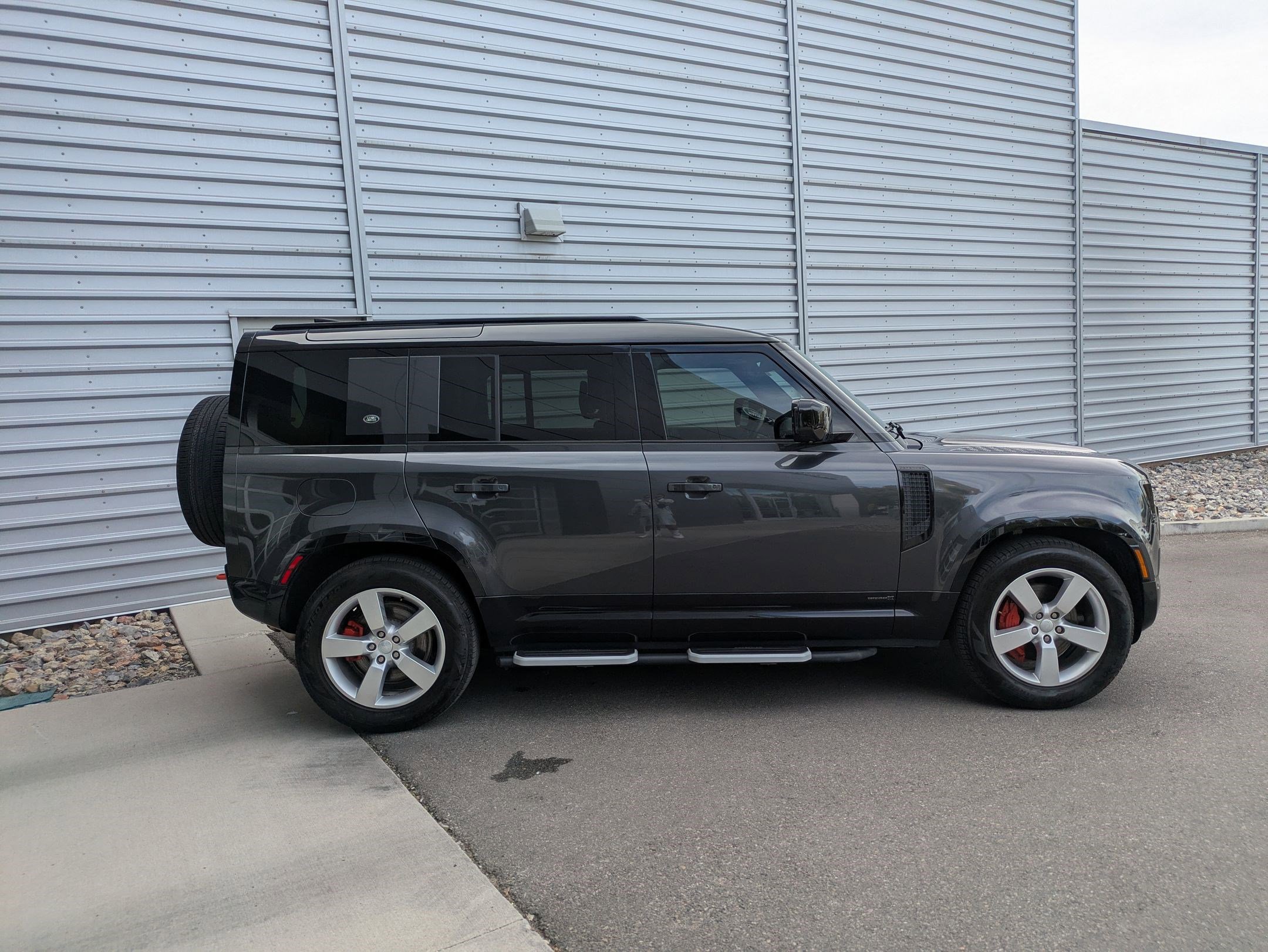 2023 Land Rover Defender 110 photo 5
