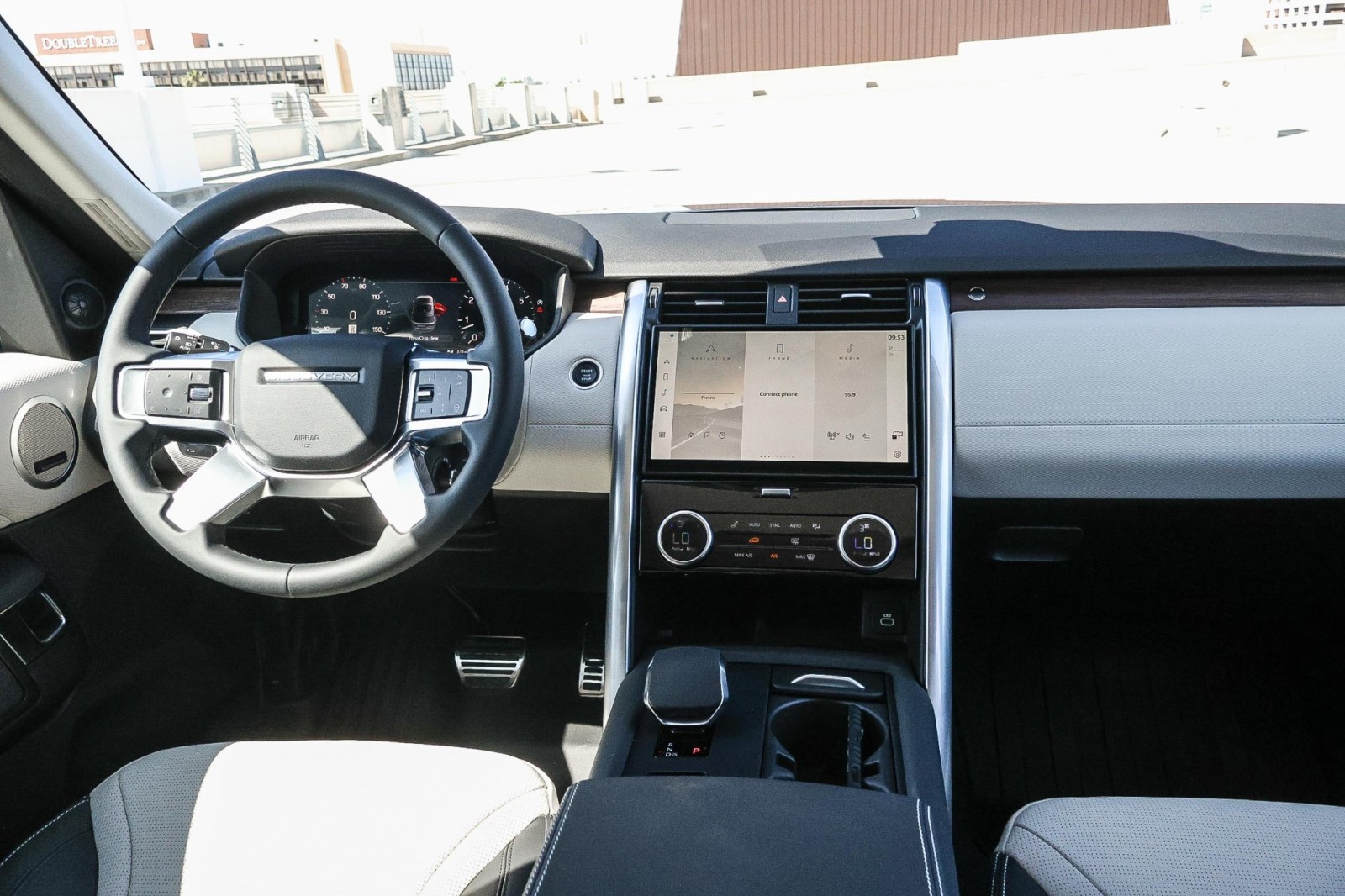 2025 Land Rover Discovery SE photo 13