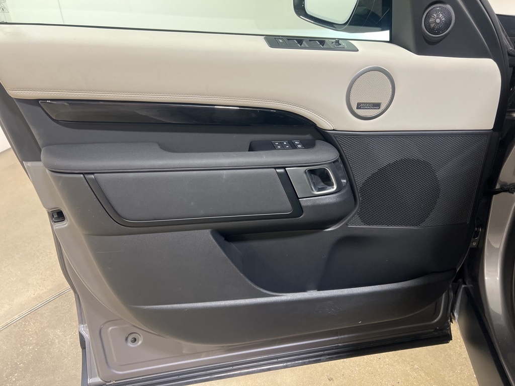2025 Land Rover Discovery S photo 8