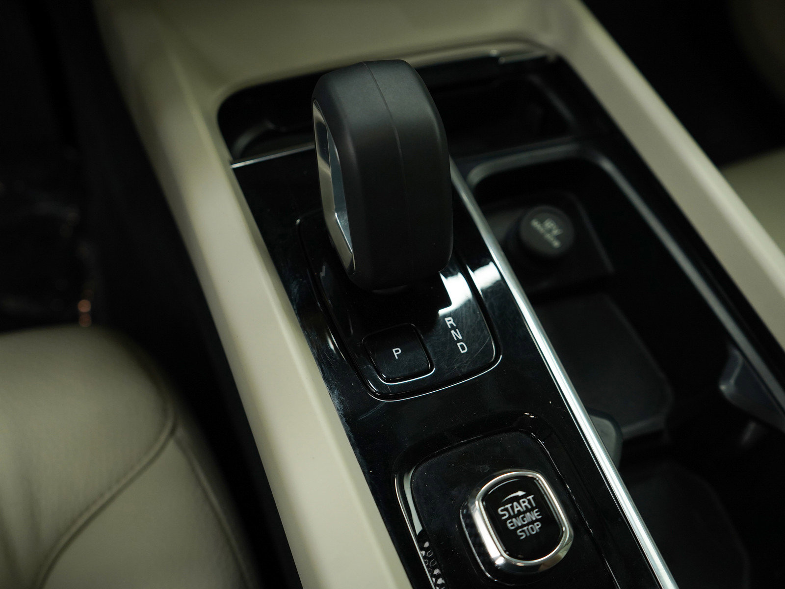 2023 Volvo XC60 B5 Core photo 22