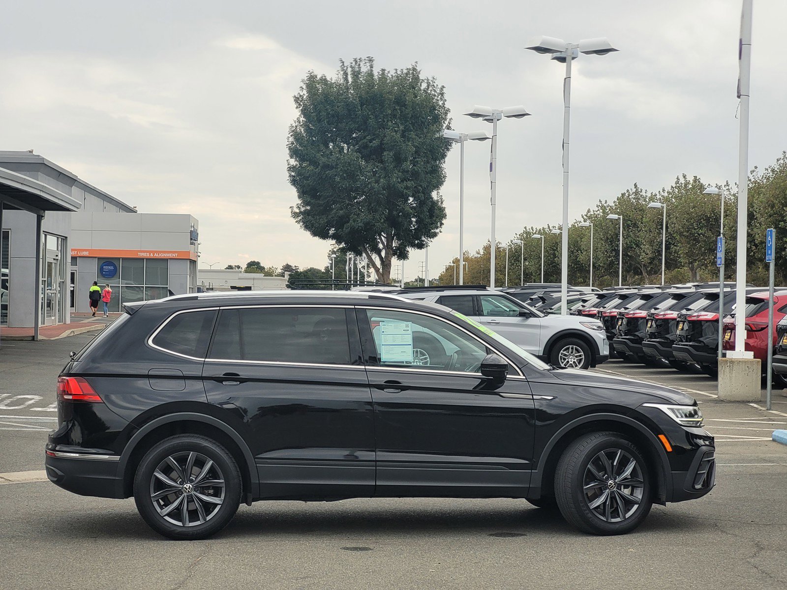 2022 Volkswagen Tiguan SE photo 2