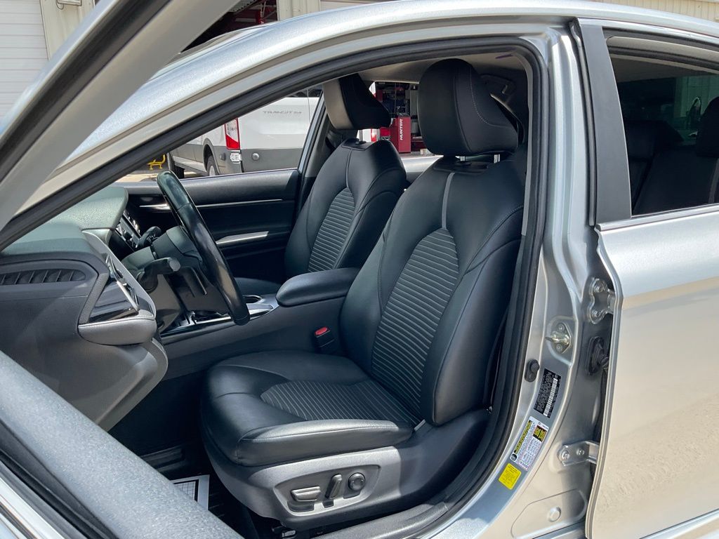 2020 Toyota Camry SE photo 16