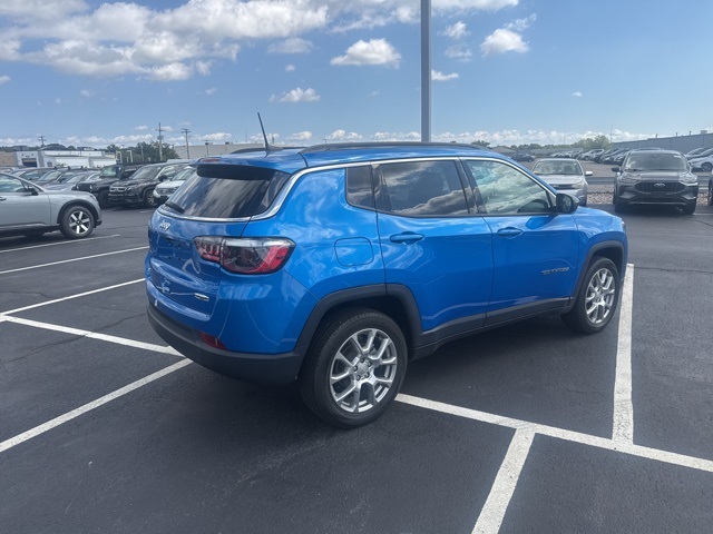 2022 Jeep Compass Latitude Lux photo 2