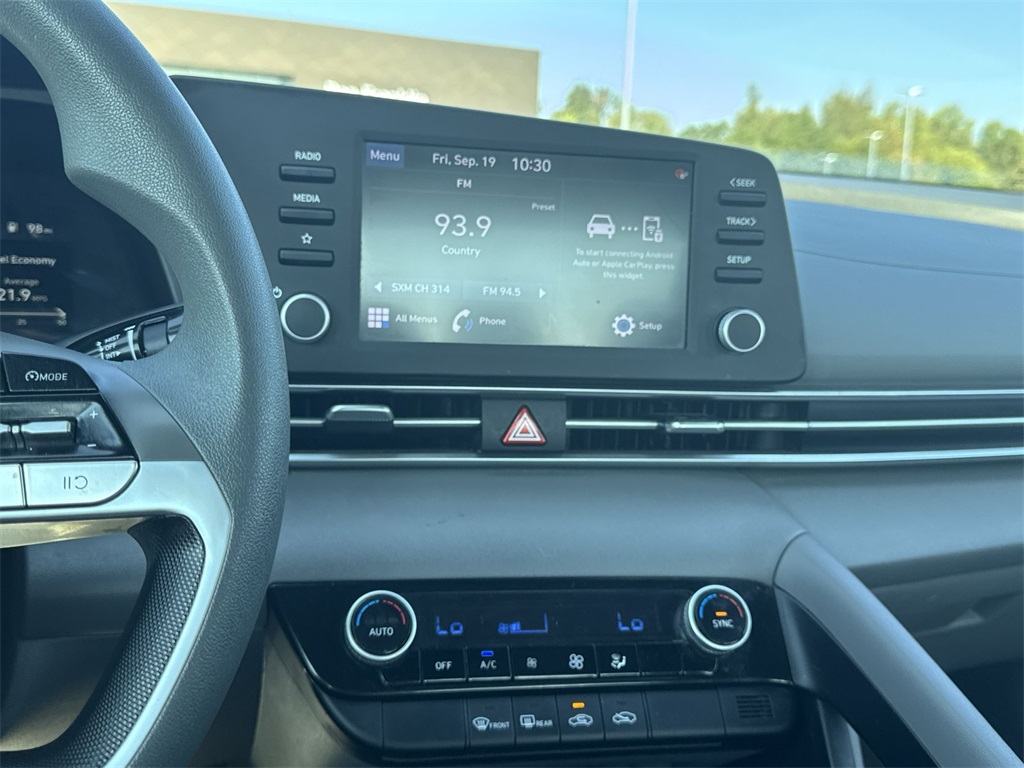 2022 Hyundai Elantra SEL photo 21