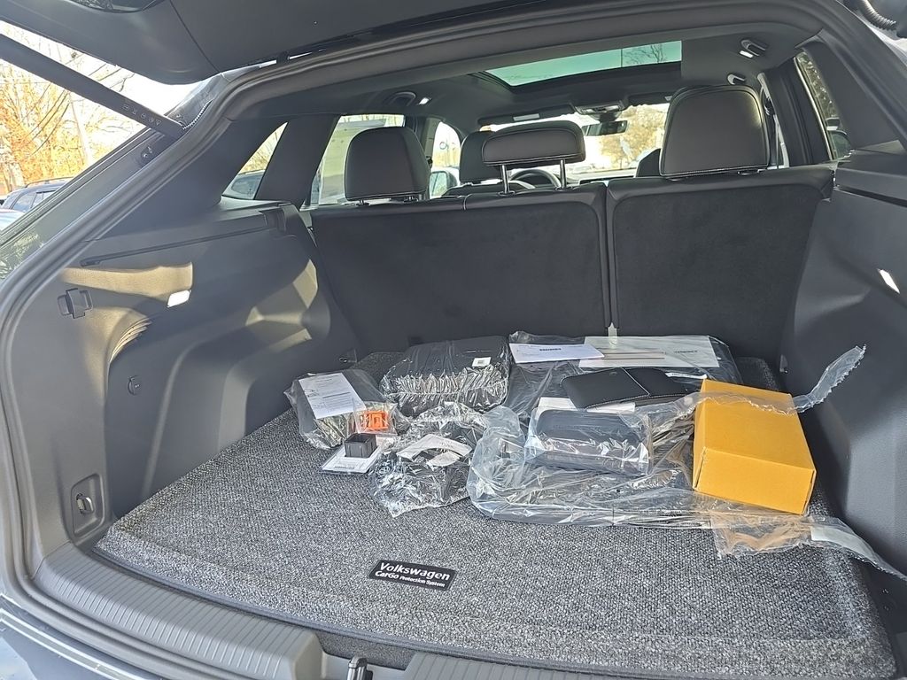 2025 Volkswagen Atlas Cross Sport SEL R-Line photo 15