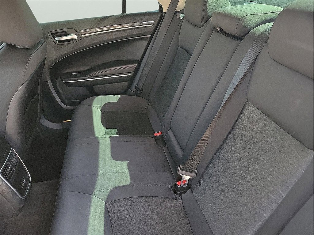 2018 Chrysler 300 Touring photo 13