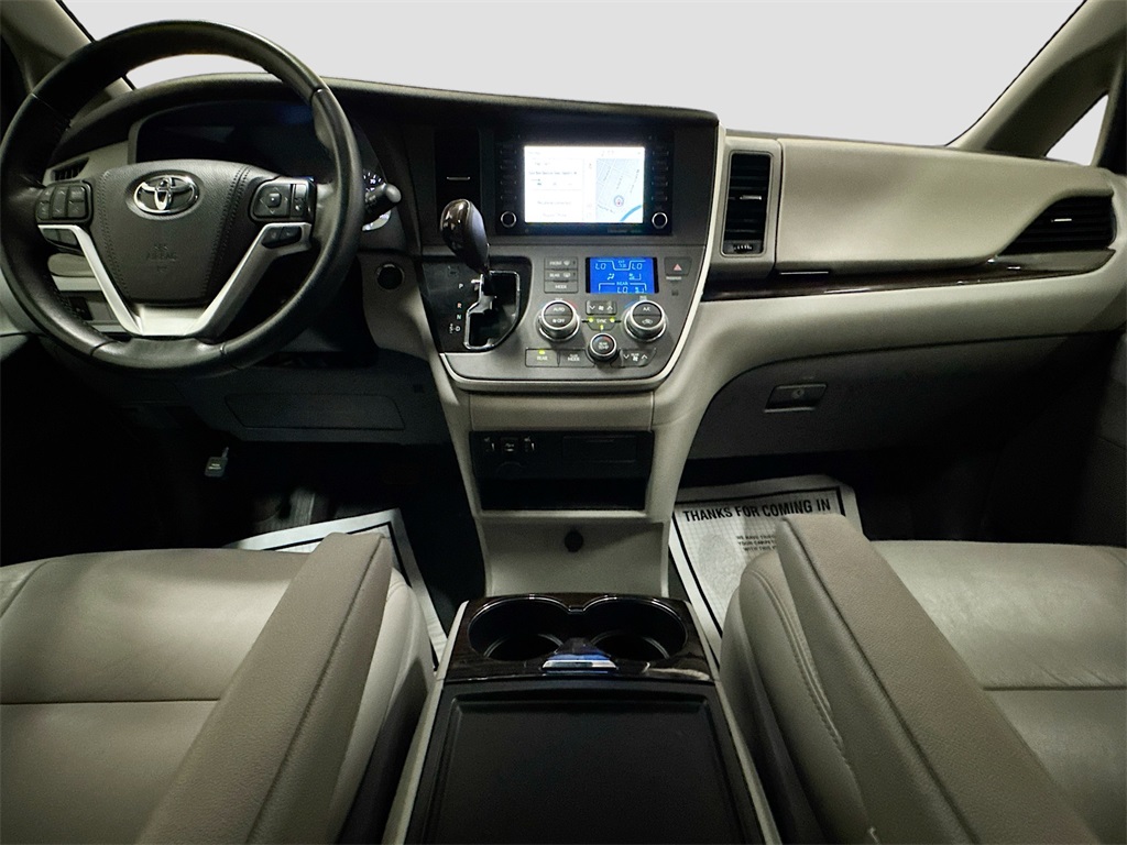 2020 Toyota Sienna XLE photo 10