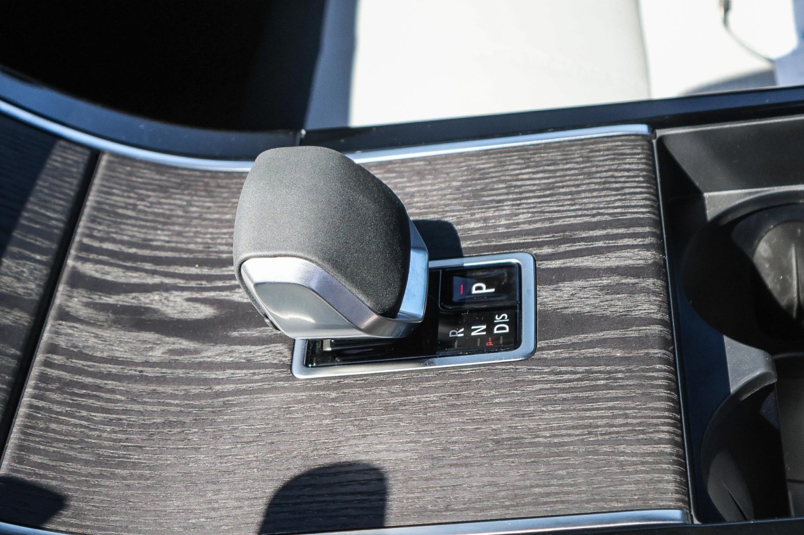 2026 Land Rover Range Rover Velar SE photo 19