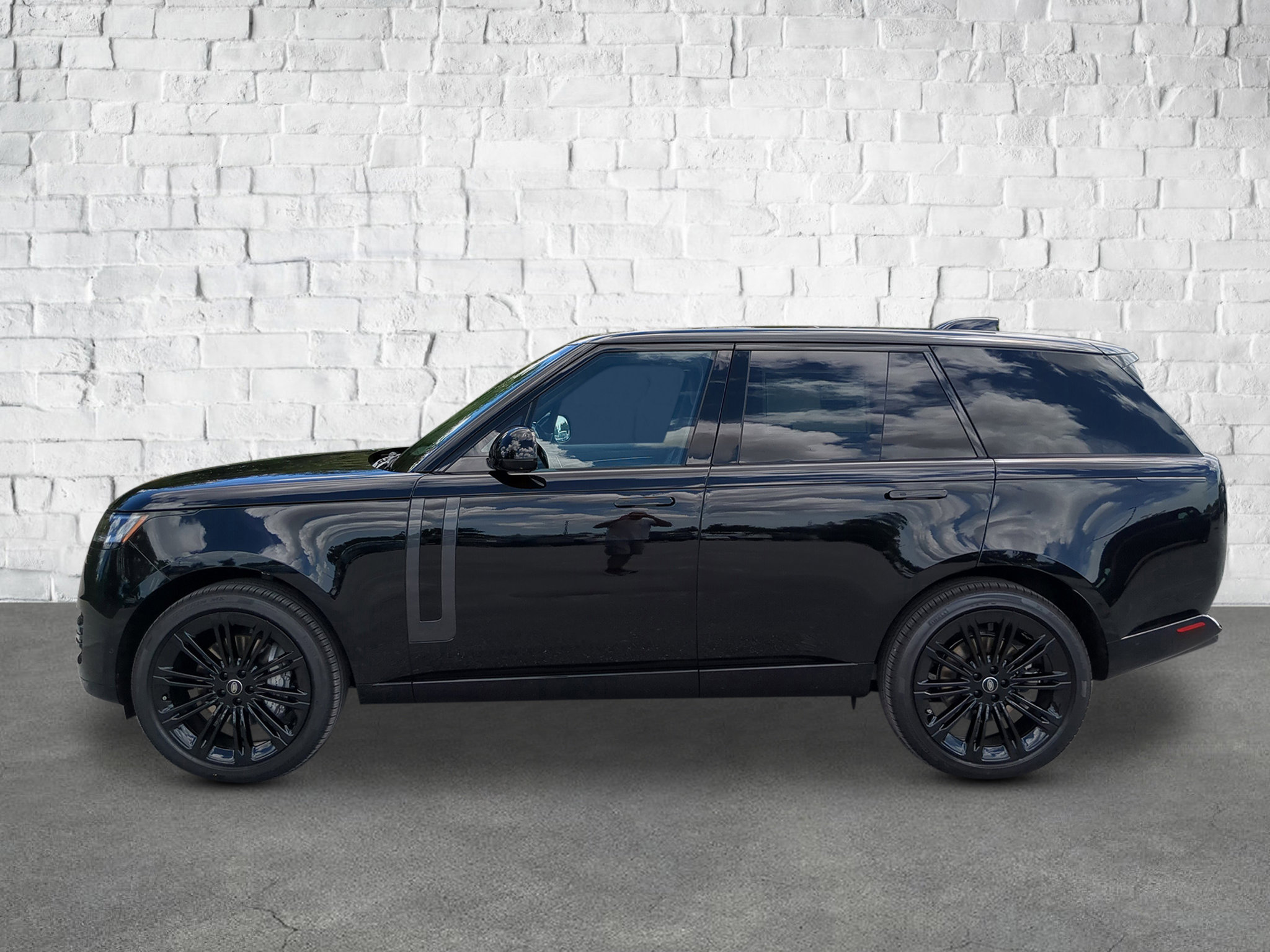 2025 Land Rover Range Rover SE photo 3
