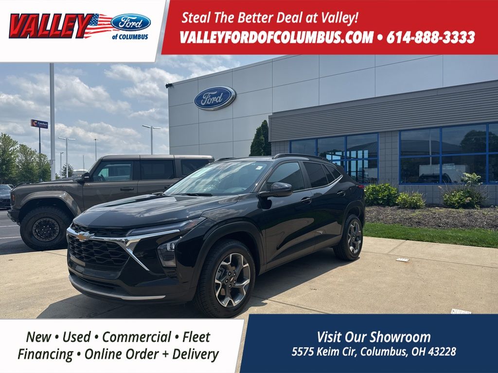 2024 Chevrolet Trax LT photo 2