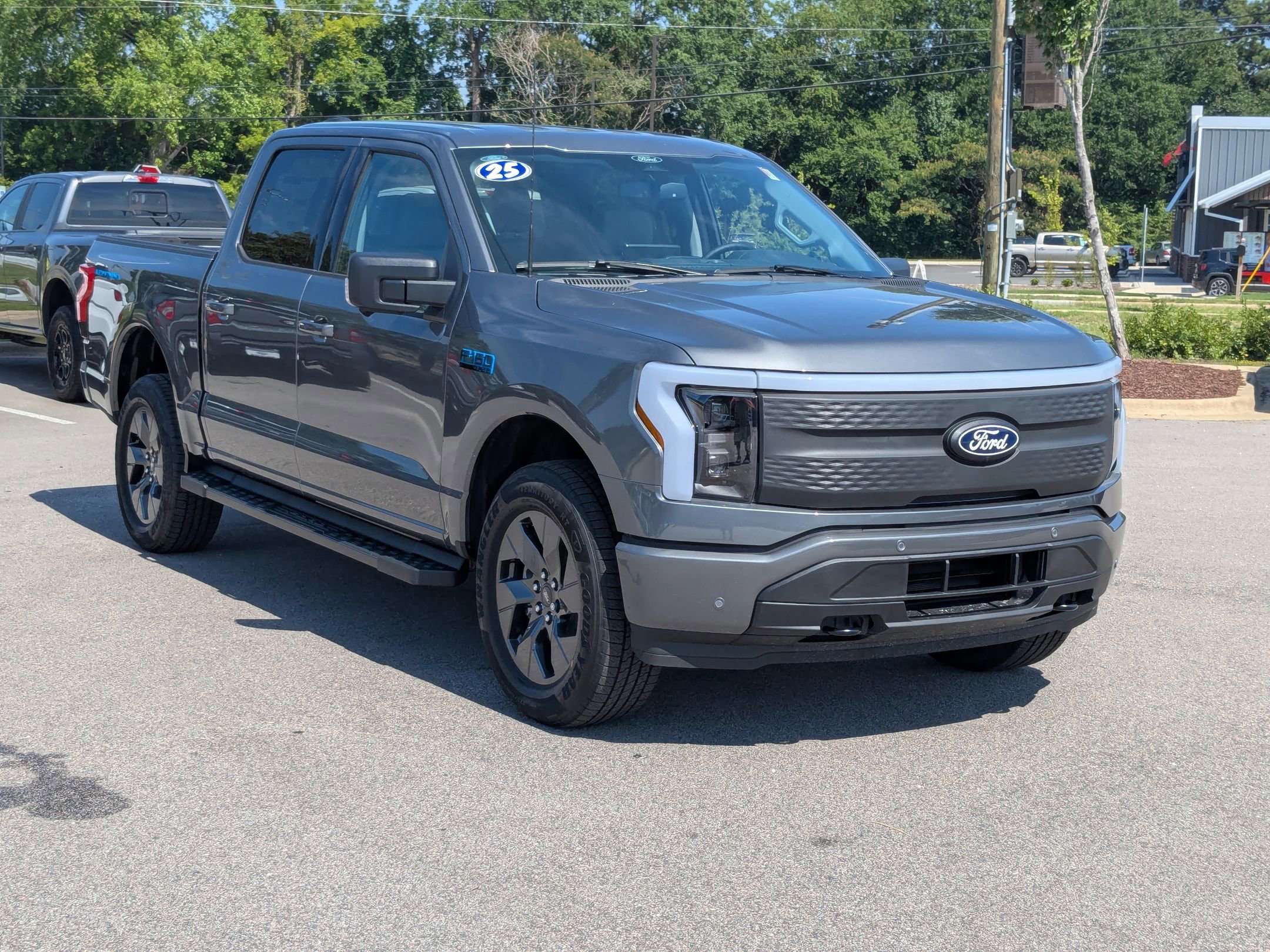 2025 Ford F-150 Lightning photo 3